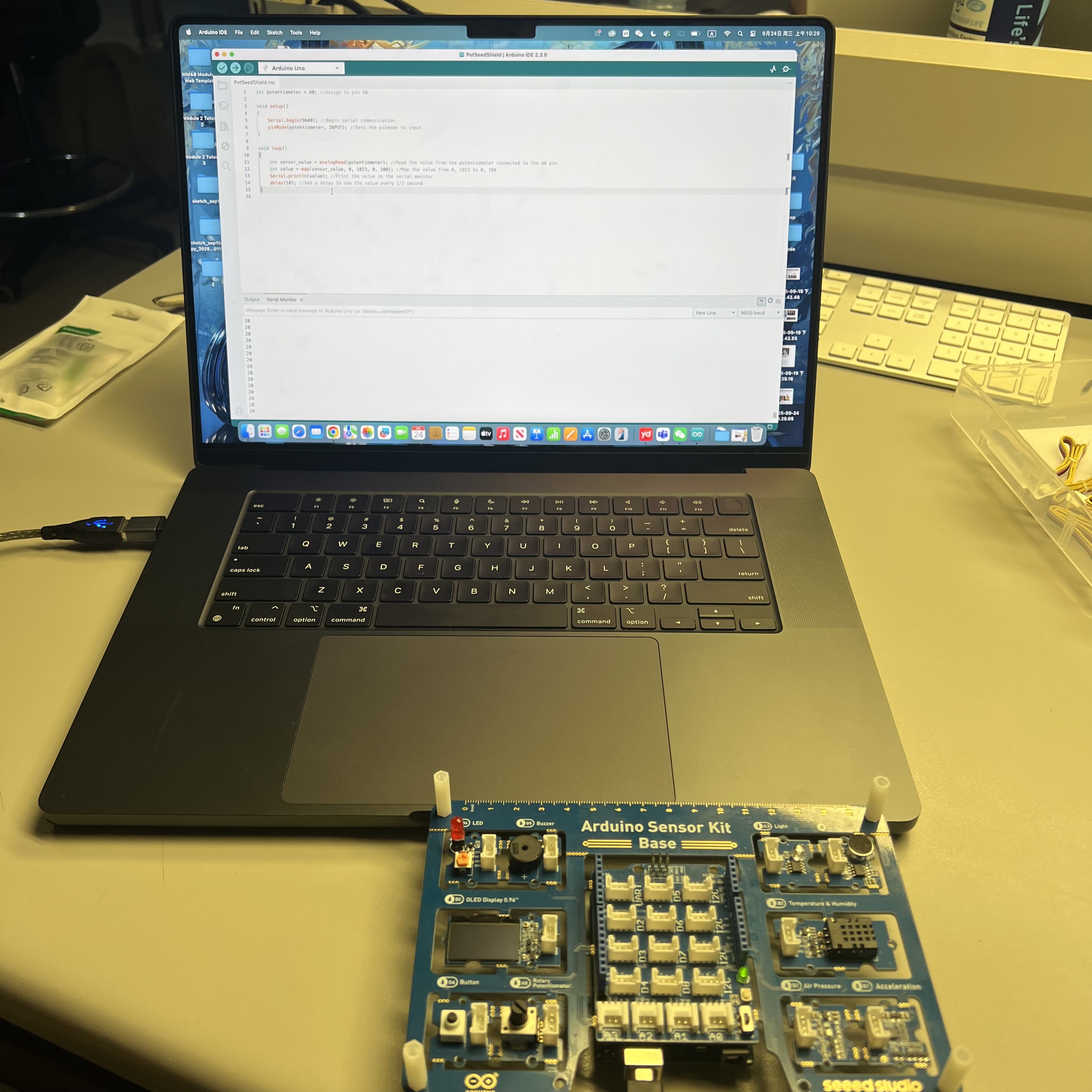 The Arduino has successfully connected to the computer and is displaying normally.